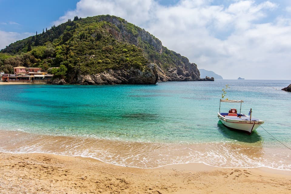 Descoperă cele mai frumoase plaje din Corfu